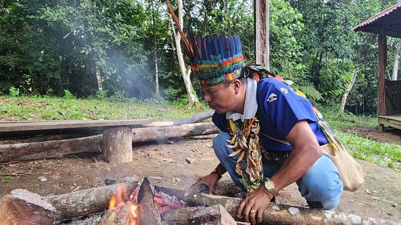 Taita de putumayo fabian garreta prendiendo el fuego