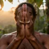 Manos en oración antes de la ceremonia de Ayahuasca Yagé en Colombia.